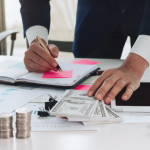 Segundo Kelsem Ricardo Rios Lima, a economia colaborativa redefine relações de consumo com base no compartilhamento de recursos.