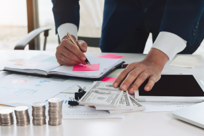 Segundo Kelsem Ricardo Rios Lima, a economia colaborativa redefine relações de consumo com base no compartilhamento de recursos.