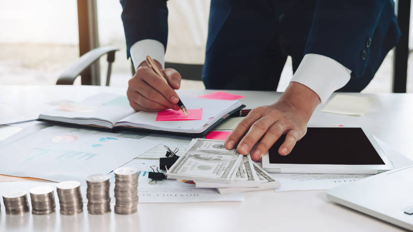 Segundo Kelsem Ricardo Rios Lima, a economia colaborativa redefine relações de consumo com base no compartilhamento de recursos.