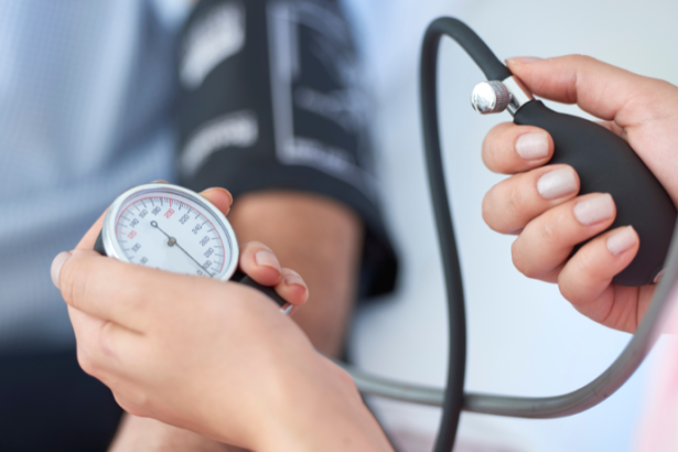 Gustavo Luíz Guilherme Pinto ensina estratégias naturais para controlar a pressão alta e reduzir a necessidade de medicamentos.