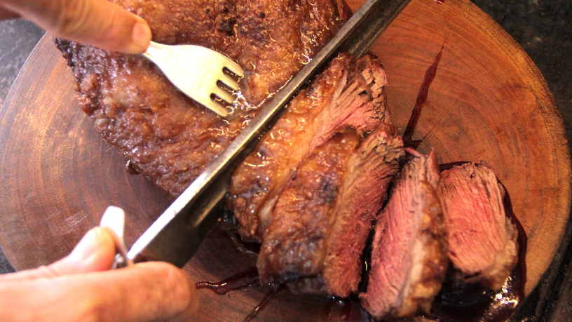 Sabor e identidade do churrasco gaúcho apresentados por Leonardo Rocha de almeida.