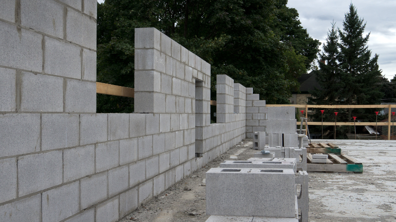 Saiba como a escolha entre alvenaria estrutural e de vedação pode alterar custos, prazos e logística do canteiro, em uma explicação técnica de Valderci Malagosini Machado.