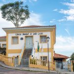 Edifício histórico de uma câmara municipal brasileira, com fachada colonial sob céu azul.