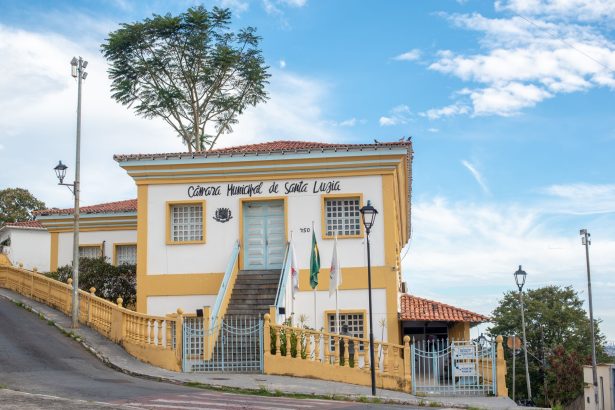 Edifício histórico de uma câmara municipal brasileira, com fachada colonial sob céu azul.