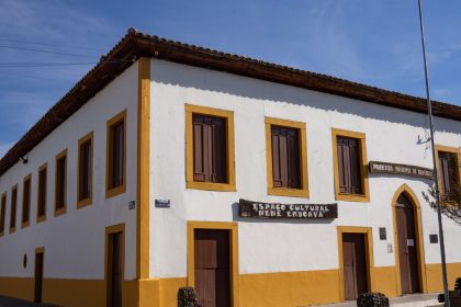 Fachada de um prédio público histórico de arquitetura clássica, sob céu azul.