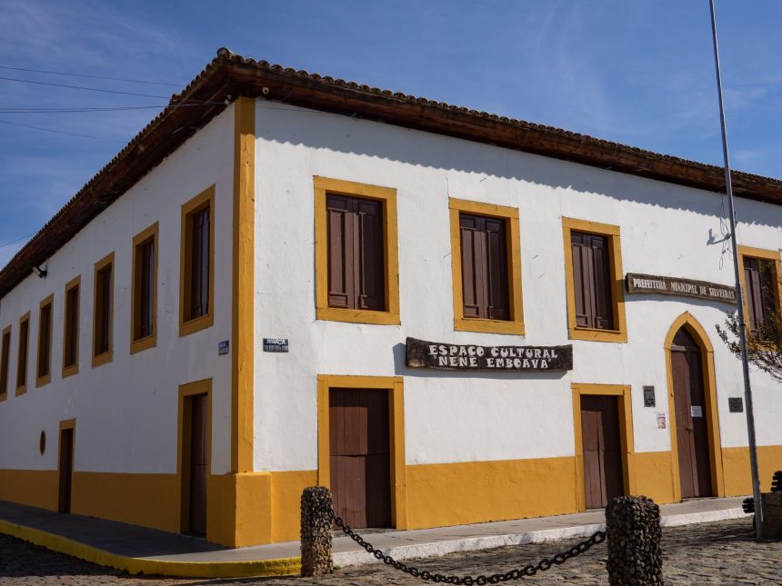 Fachada de um prédio público histórico de arquitetura clássica, sob céu azul.