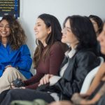 Grupo de mulheres participa de uma atividade de aprendizagem em um ambiente informal