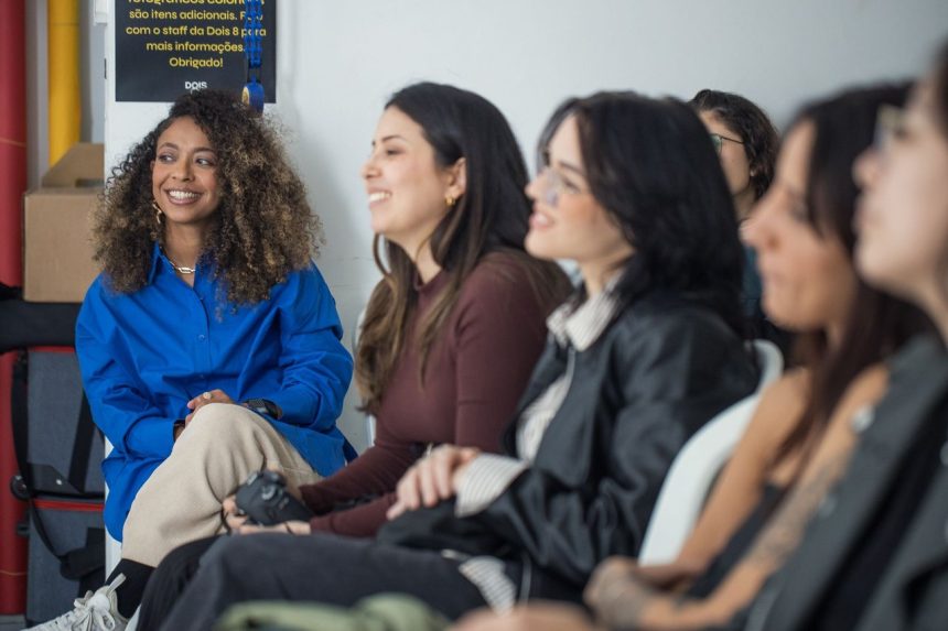 Grupo de mulheres participa de uma atividade de aprendizagem em um ambiente informal